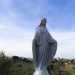 Una statuina votiva domina la Lama stagliandosi all'improvviso lungo il sentiero che dall'alto circonda l'area verde 